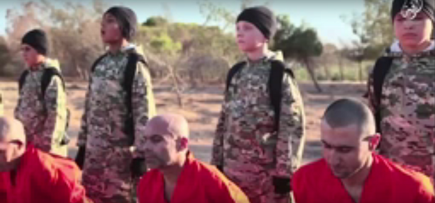 UZNEMIRUJUĆI VIDEO Islamska država natjerala djecu da ubijaju zarobljenike
